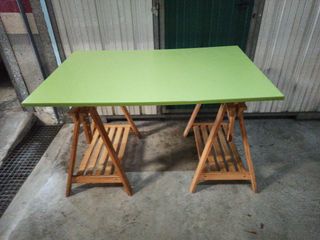 Mesa Escritorio-Trabajo verde con caballetes.