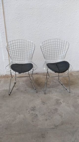 Dos sillas de metal plateado