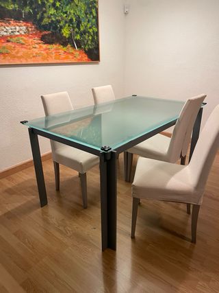 Mesa de hierro y cristal.