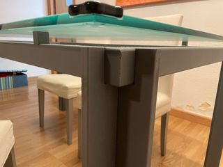 Mesa de hierro y cristal.
