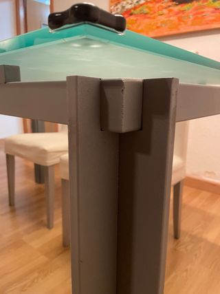 Mesa de hierro y cristal.