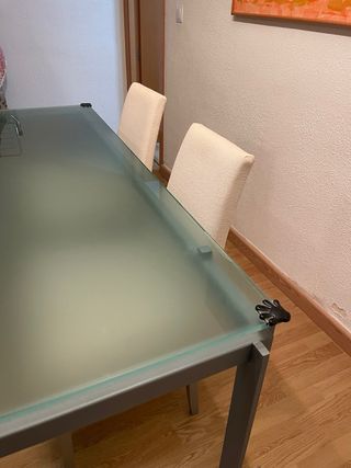 Mesa de hierro y cristal.