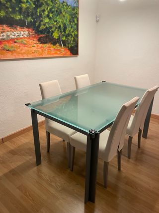 Mesa de hierro y cristal.