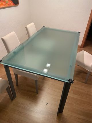 Mesa de hierro y cristal.