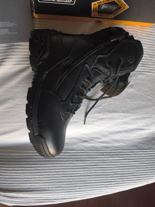 NUEVAS.OPORTUNIDAD. Botas Magnum Negras.talla 42.