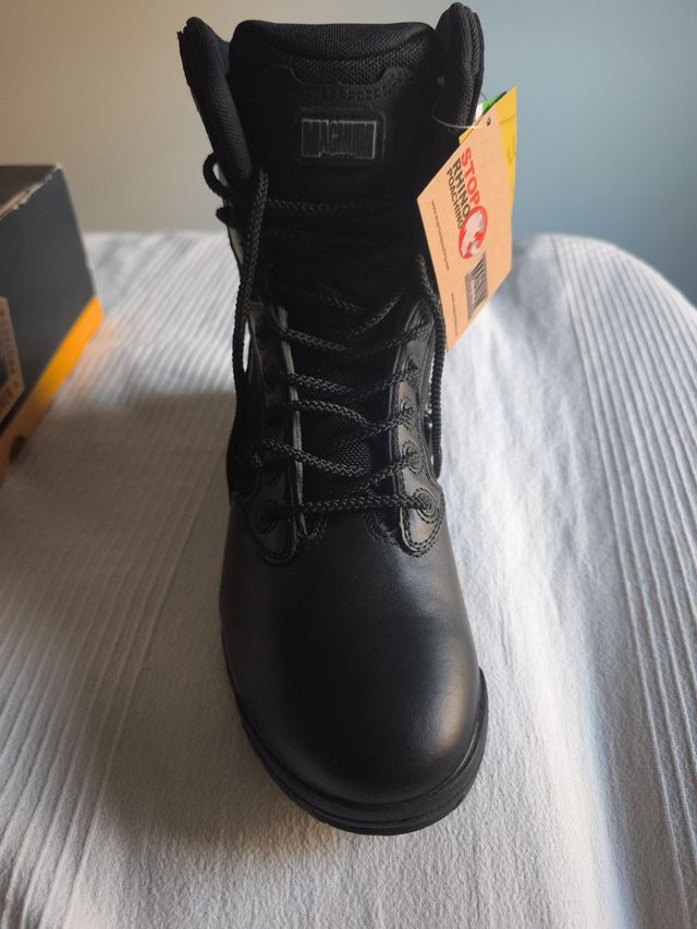 NUEVAS.OPORTUNIDAD. Botas Magnum Negras.talla 42.