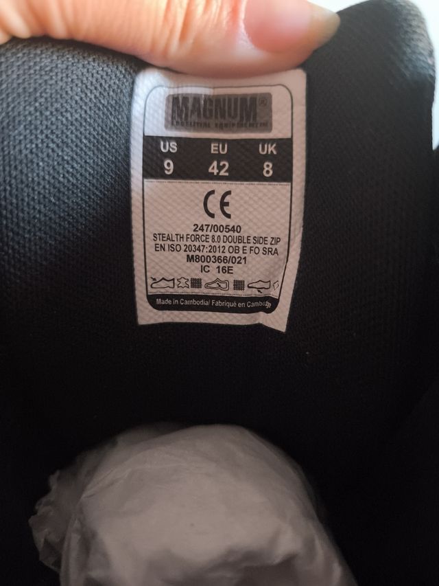 NUEVAS.OPORTUNIDAD. Botas Magnum Negras.talla 42.