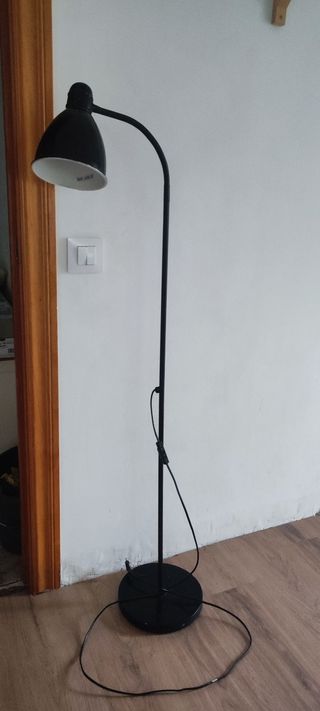 Lámpara de pie moderna.