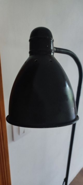 Lámpara de pie moderna.