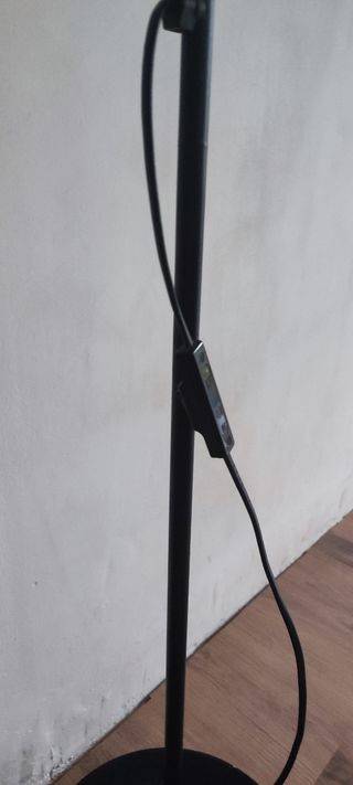 Lámpara de pie moderna.