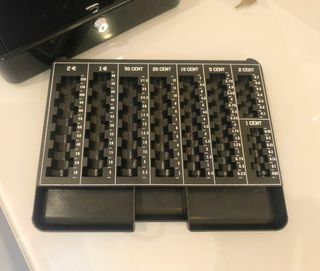 Caja de caudales metálica negra grande.