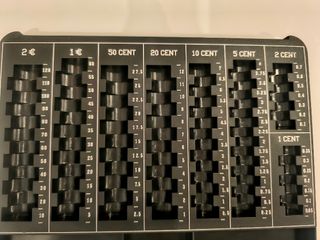 Caja de caudales metálica negra grande.