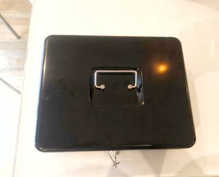 Caja de caudales metálica negra grande.