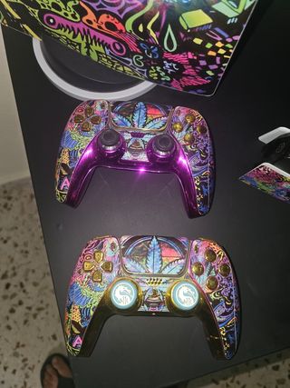 PS5 con 2 mandos personalizados