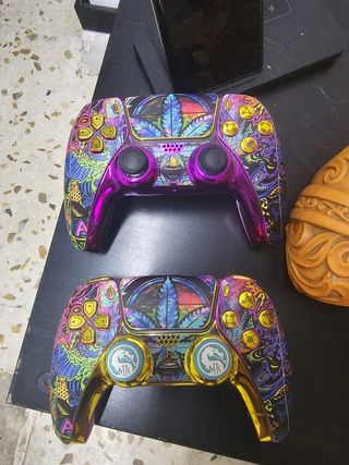 PS5 con 2 mandos personalizados