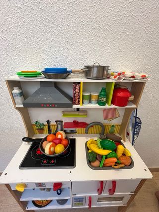 Cocinita de juguete con accesorios
