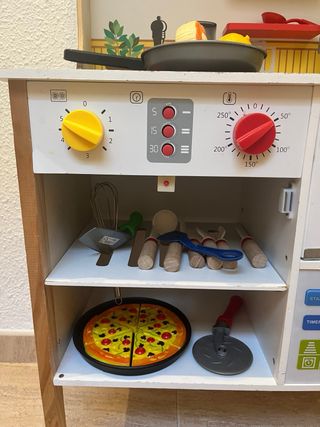 Cocinita de juguete con accesorios