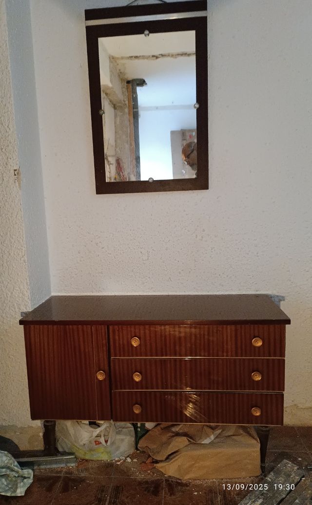 Tocador con espejo marrón y dorado