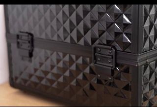 Maletín de maquillaje negro y rojo