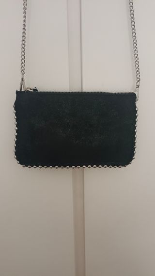 Bolso negro con cadena y tachuelas