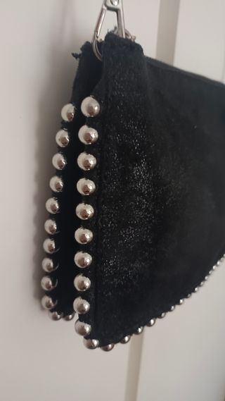 Bolso negro con cadena y tachuelas