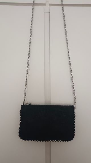 Bolso negro con cadena y tachuelas
