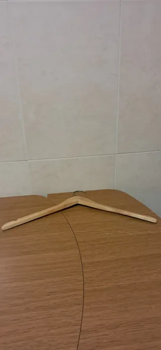 5 perchas de madera y metal