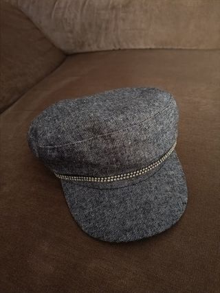 Gorra gris con detalle plateado