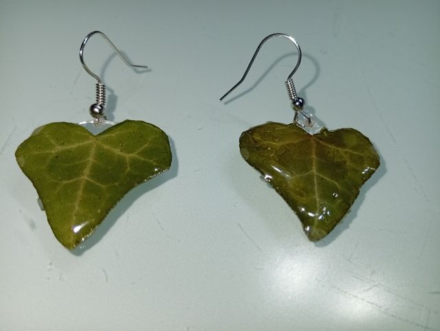 Pendientes de hoja de hiedra verde de resina.