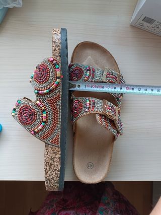Sandalias con abalorios y hebillas doradas