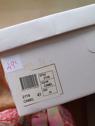 Sandalias con abalorios y hebillas doradas