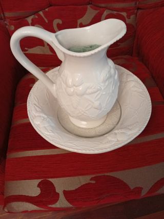 Jarra y plato de baño blanco