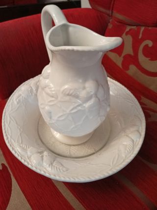 Jarra y plato de baño blanco