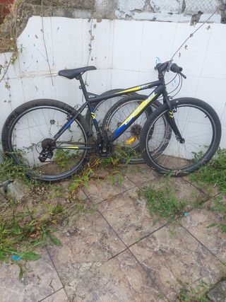 Bicicleta de montaña negra y amarilla