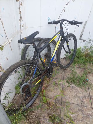 Bicicleta de montaña negra y amarilla