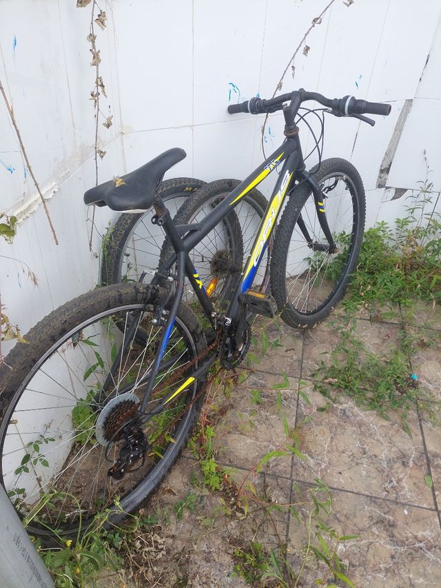 Bicicleta de montaña negra y amarilla