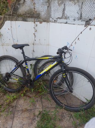 Bicicleta de montaña negra y amarilla