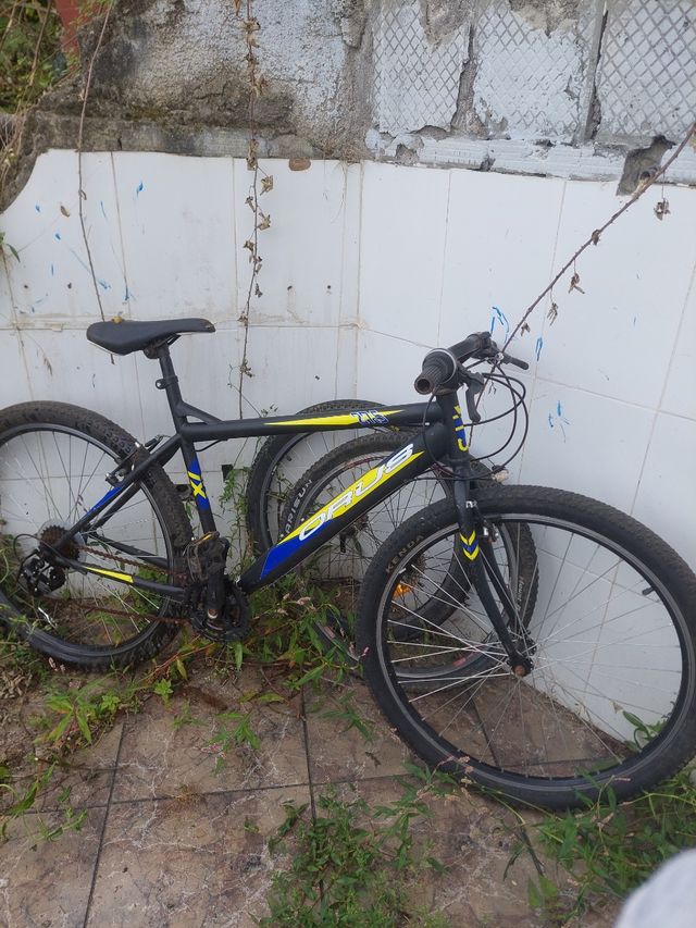 Bicicleta de montaña negra y amarilla