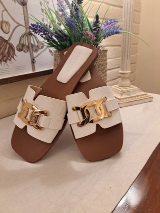 Sandalias planas Marypaz blancas y doradas