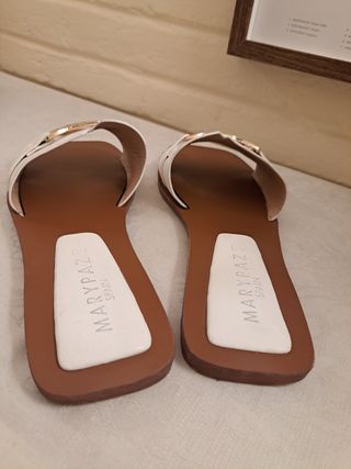 Sandalias planas Marypaz blancas y doradas