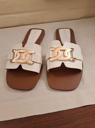 Sandalias planas Marypaz blancas y doradas