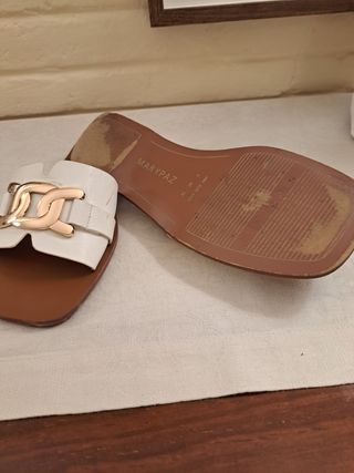 Sandalias planas Marypaz blancas y doradas