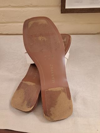 Sandalias planas Marypaz blancas y doradas