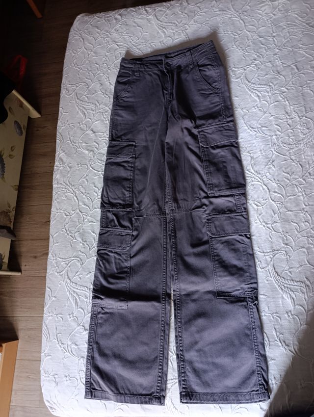 Conjunto Pantalón Cargo Gris y Camiseta Granate
