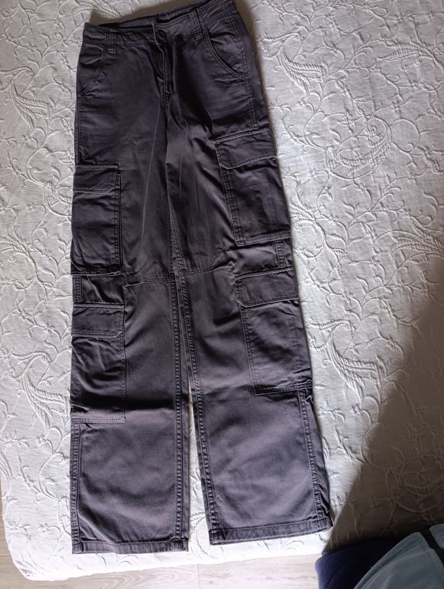 Conjunto Pantalón Cargo Gris y Camiseta Granate