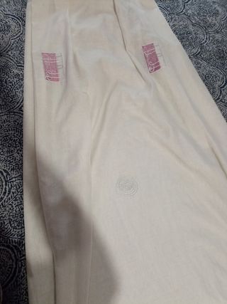 Cortina de tela blanca con detalles rosas barra