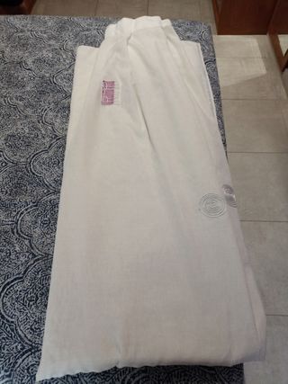 Cortina de tela blanca con detalles rosas barra