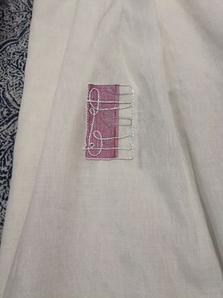 Cortina de tela blanca con detalles rosas barra