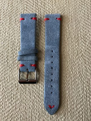 Correa de ante azul claro 20 mm con pespuntes rojo