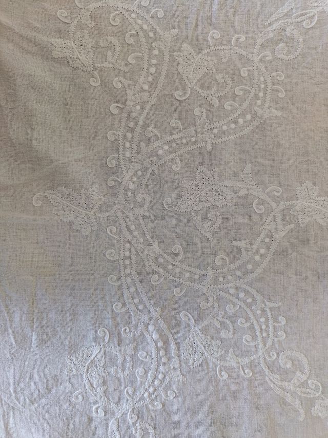 Tovaglia bianca rettangolare in organza di lino.